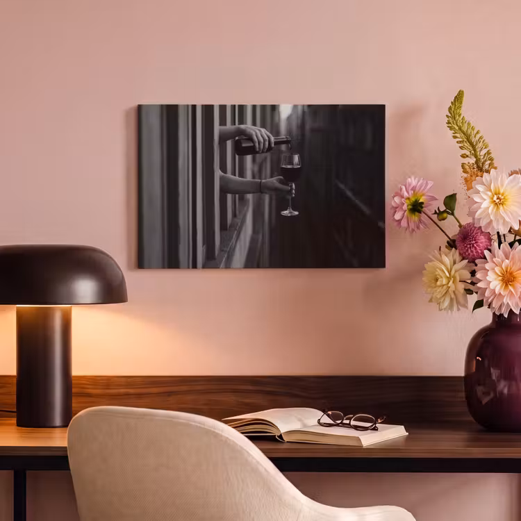 Wijnfles - Glas - Handen - Raam canvas 2cm klein -sfeer4