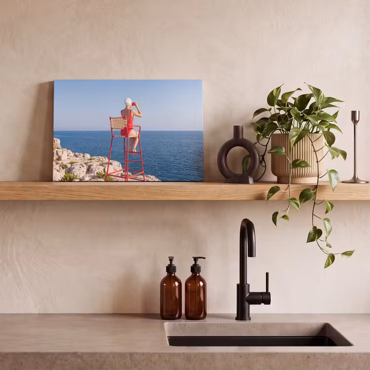 Vrouw - Zee - Kust - Verrekijker - Rood canvas 2cm klein -sfeer3