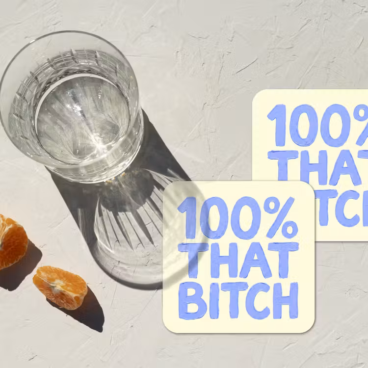 100% that bitch - Blauw - Wit onderzetter kurk middel -sfeer4
