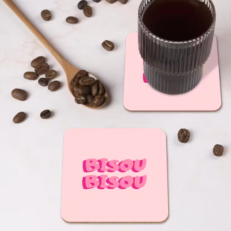 Bisou - Roze - Dikke letters onderzetter kurk middel -sfeer2