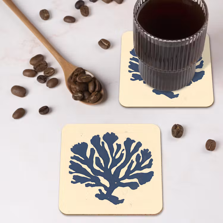 Blauw koraal - Vertakkingen - Beige onderzetter kurk middel -sfeer2