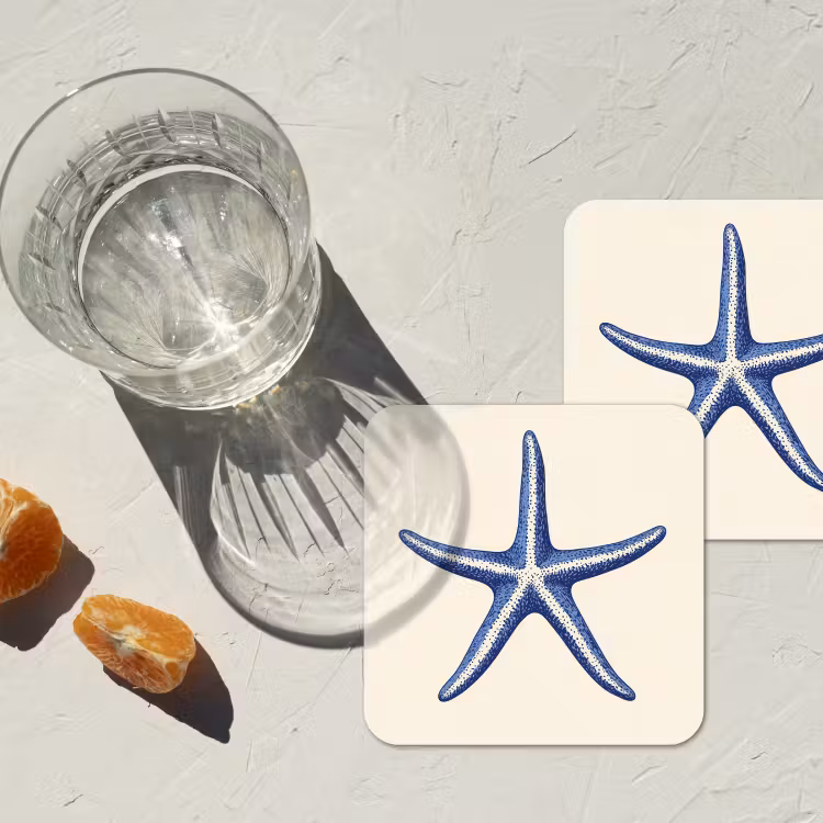 Blauwe zeester - Minimalistisch - Beige onderzetter kurk middel -sfeer4