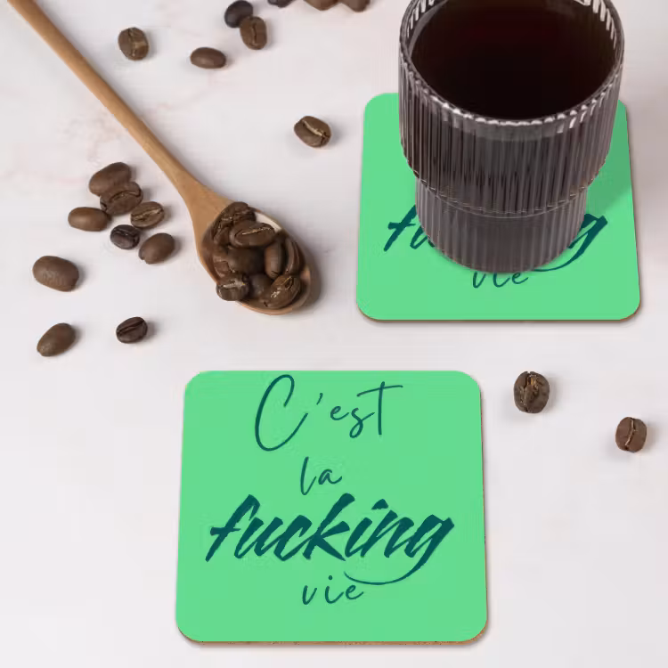 c'est la fucking vie - Groen - Penseelstijl onderzetter kurk middel -sfeer2