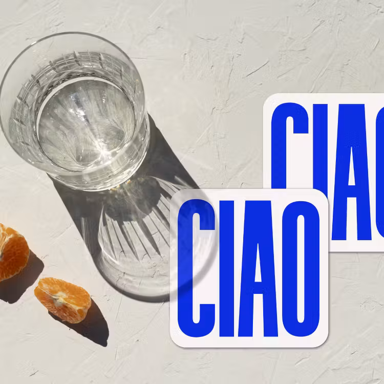 Ciao - Hoofdletters - Blauw - Minimalistisch onderzetter kurk middel -sfeer4