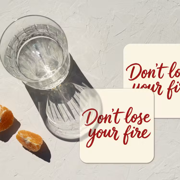 Don't lose your fire - Rood - Wit - Minimalistisch onderzetter kurk middel -sfeer4