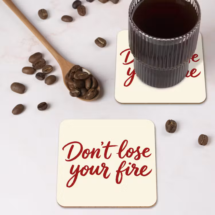 Don't lose your fire - Rood - Wit - Minimalistisch onderzetter kurk middel -sfeer2