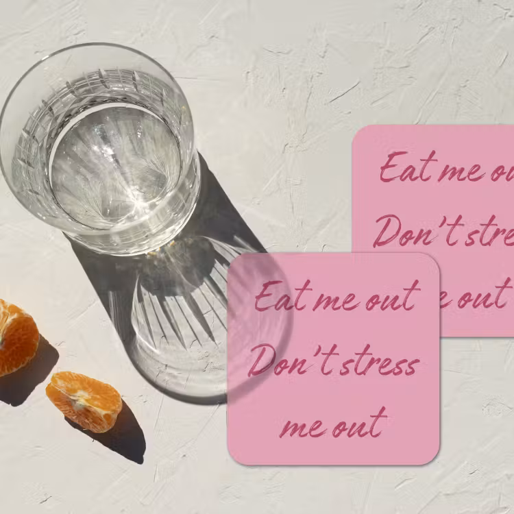 Eat me out don't stress me out - Roze - Handgeschreven onderzetter kurk middel -sfeer4