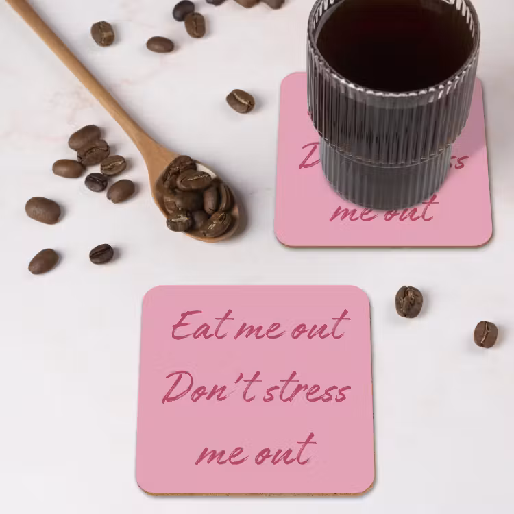 Eat me out don't stress me out - Roze - Handgeschreven onderzetter kurk middel -sfeer2