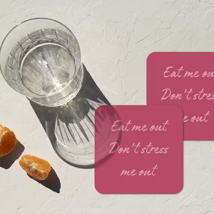 eat me out don't stress me out - Roze - Minimalistisch onderzetter kurk middel -sfeer4