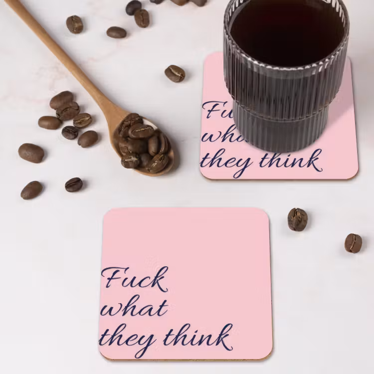 Fuck what they think - Roze - Minimalistisch onderzetter kurk middel -sfeer2
