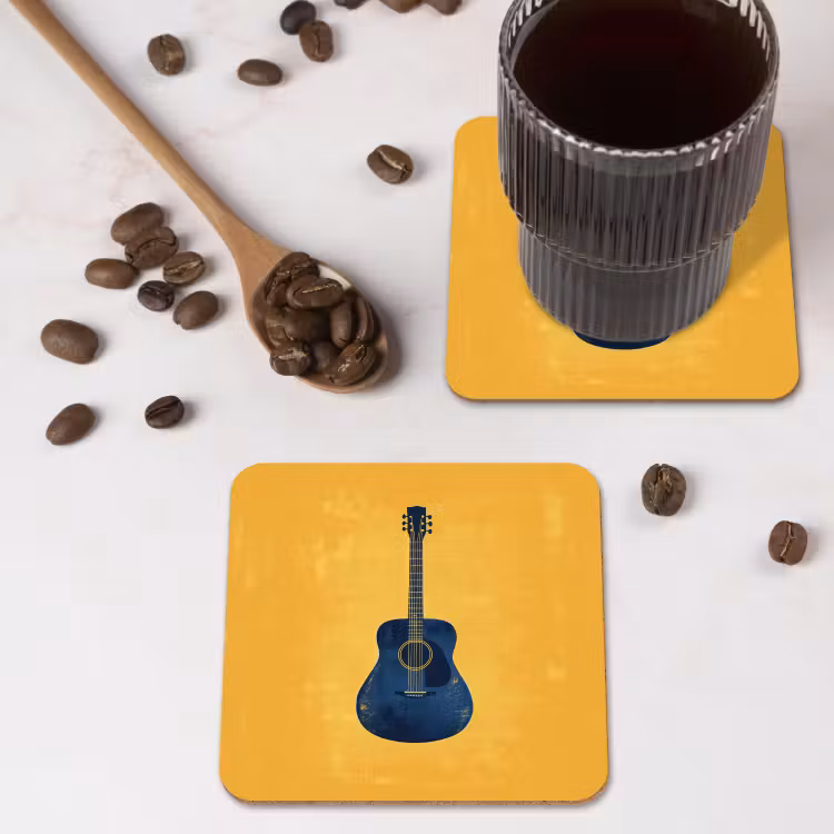 Gitaar - Akoestisch - Geel - Minimalistisch onderzetter kurk middel -sfeer2