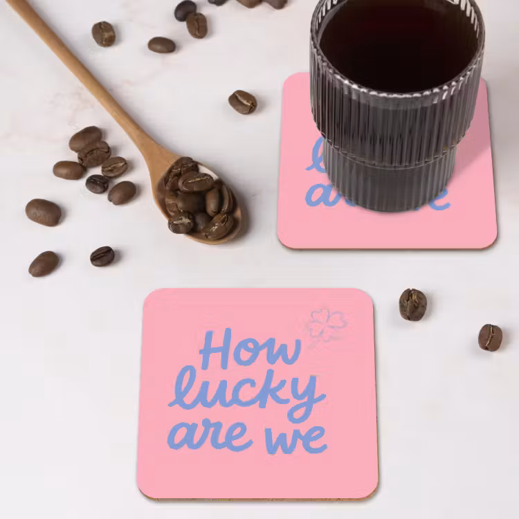 How lucky are we - Klavervier - Roze - Blauw onderzetter kurk middel -sfeer2