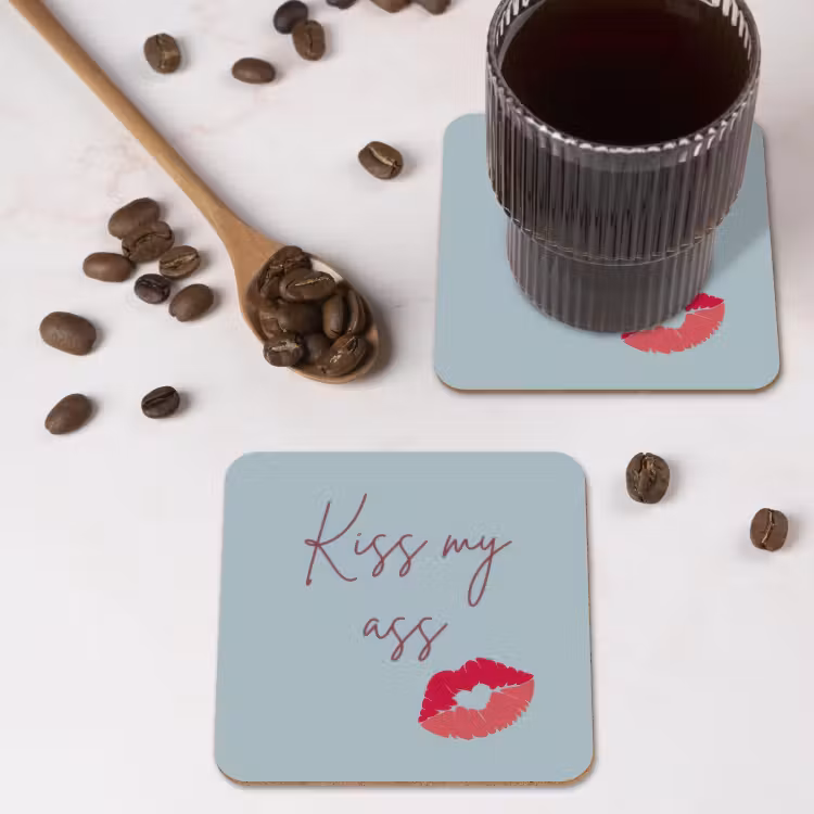 Kiss my ass - Lip - Blauw onderzetter kurk middel -sfeer2