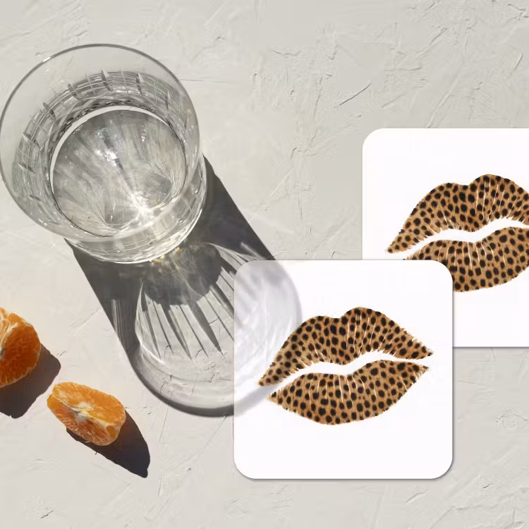 Lip - Panterprint - Minimalistisch - Wit onderzetter kurk middel -sfeer4