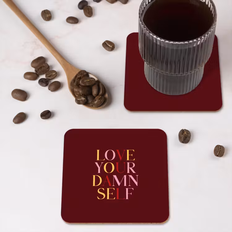 Love your damn self - Kleurrijk - Bordeaux onderzetter kurk middel -sfeer2
