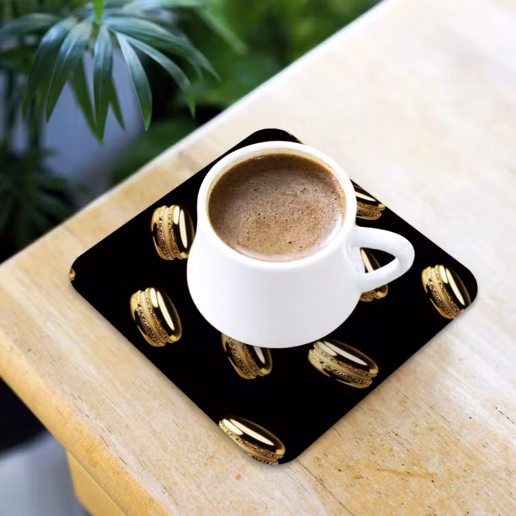 Macarons - Patroon - Goud - Zwart onderzetter kurk middel -sfeer5