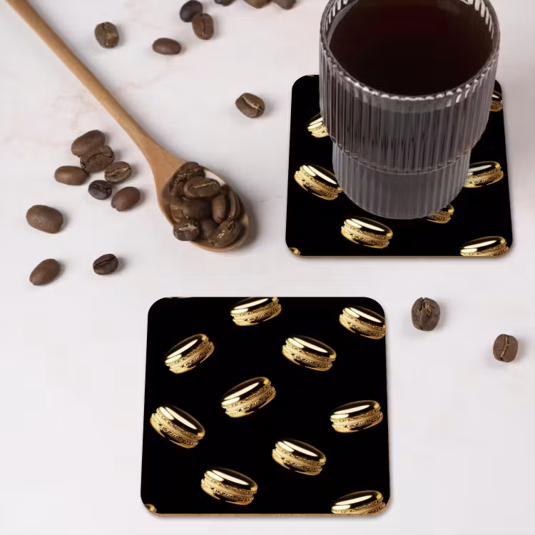 Macarons - Patroon - Goud - Zwart onderzetter kurk middel -sfeer2