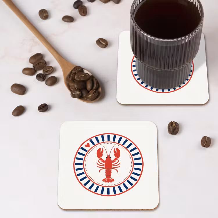 Zeeleven - Kreeft - Embleem - Grafisch - Rood onderzetter kurk middel -sfeer2