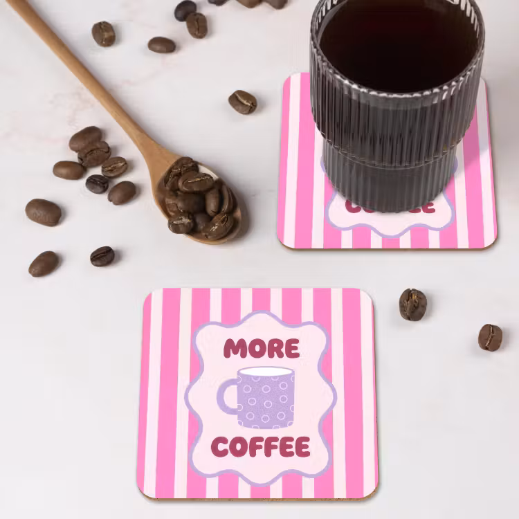 More coffee - Roze - Paars - Strepen - Mok onderzetter kurk middel -sfeer2