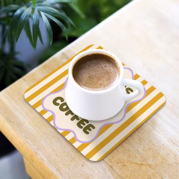 More coffee - Geel - Paars - Strepen - Mok onderzetter kurk middel -sfeer5