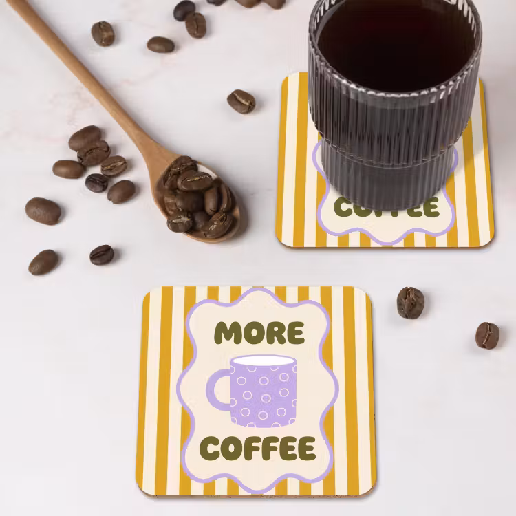 More coffee - Geel - Paars - Strepen - Mok onderzetter kurk middel -sfeer2
