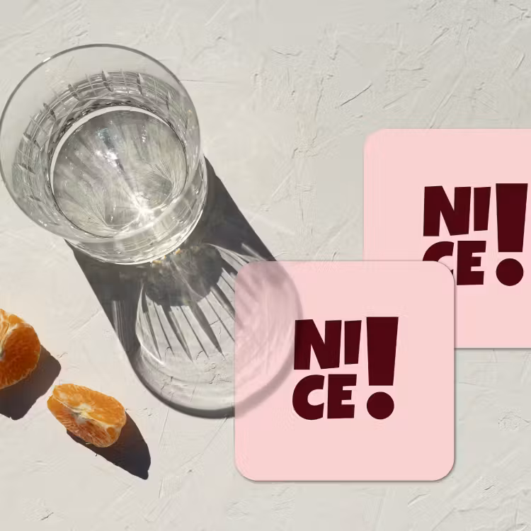 Nice - Uitroepteken - Roze onderzetter kurk middel -sfeer4