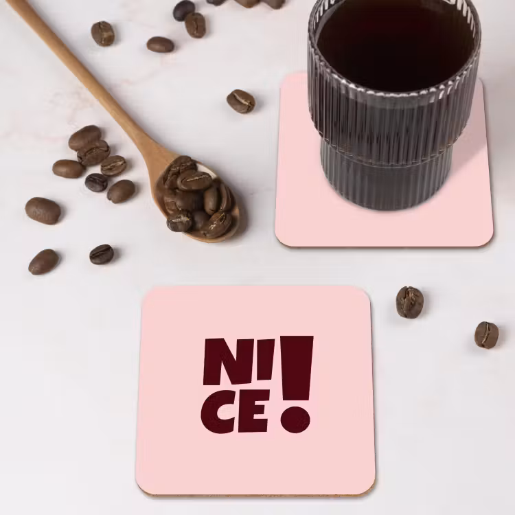 Nice - Uitroepteken - Roze onderzetter kurk middel -sfeer2