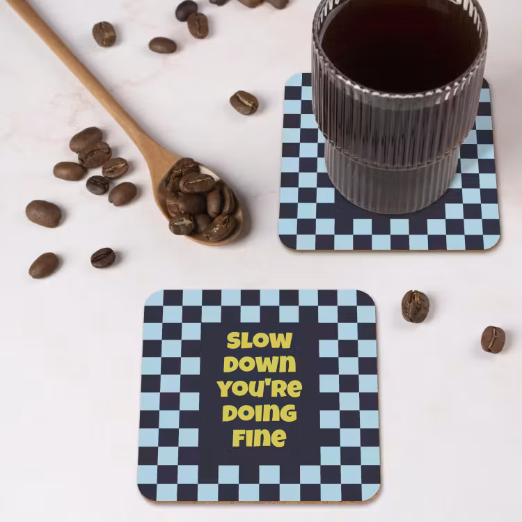 Patroon - Geblok - Blauw - Slow down you're doing fine onderzetter kurk middel -sfeer2