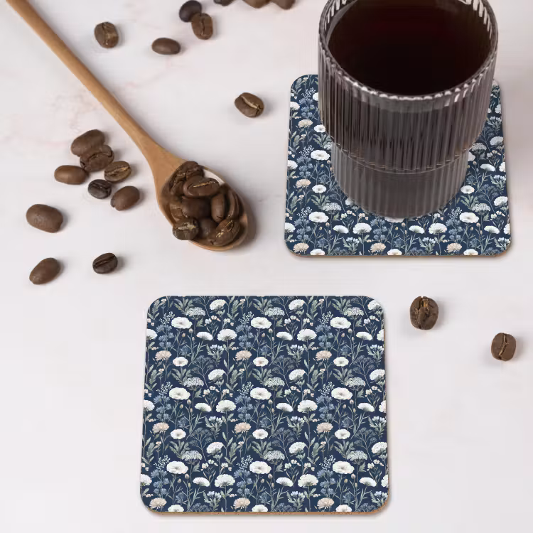 Patroon - Bloemen - Wit - Blauw onderzetter kurk middel 366 -sfeer2