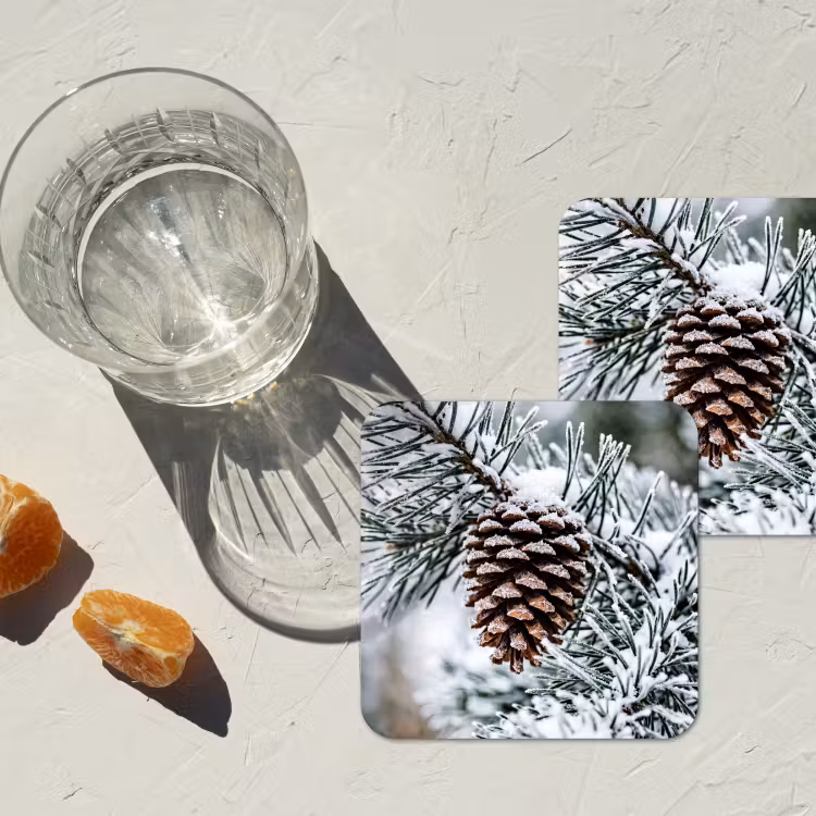 Dennenappel - Tak - Sneeuw - Winter - Sfeervol onderzetter kurk middel -sfeer4