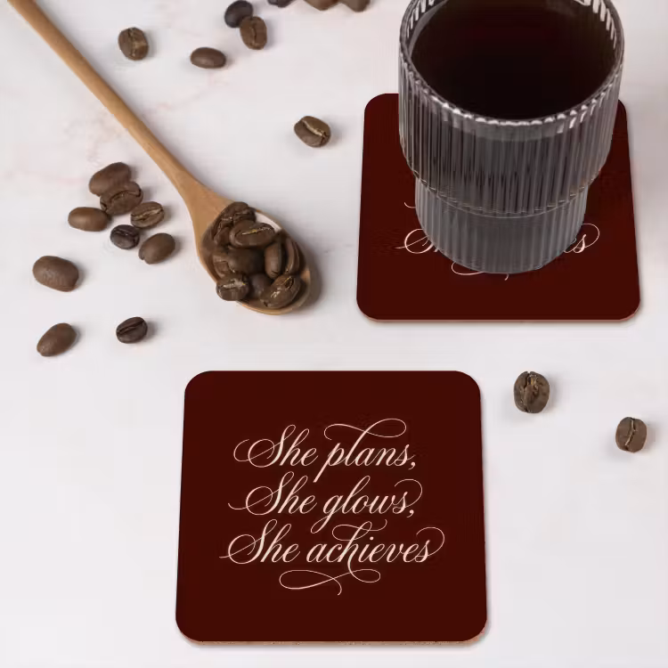 She plans she glows she achieves - Rood - Cursief onderzetter kurk middel -sfeer2