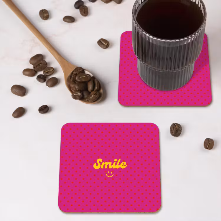 Smile - Stippen - Geel - Smiley - Roze onderzetter kurk middel -sfeer2