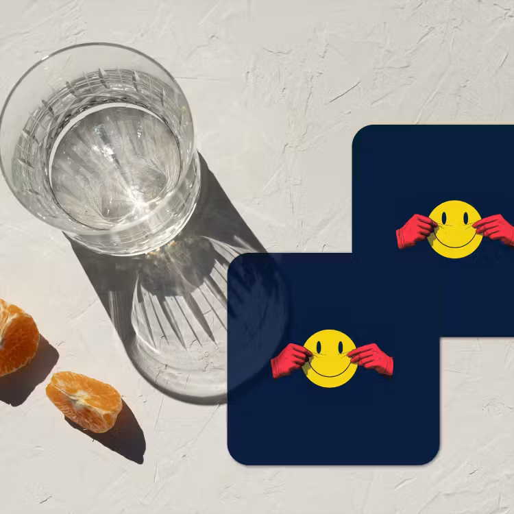 Smiley - Geel - Handen - Minimalistisch onderzetter kurk middel -sfeer4