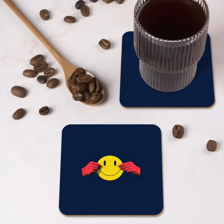 Smiley - Geel - Handen - Minimalistisch onderzetter kurk middel -sfeer2