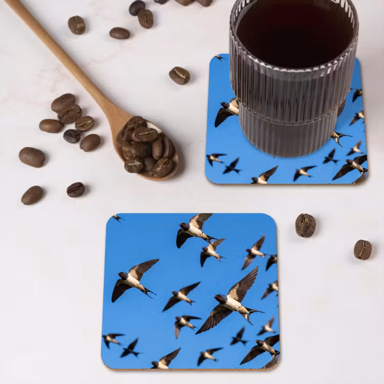 Zwaluwen - Vliegen - Blauw onderzetter kurk middel -sfeer2