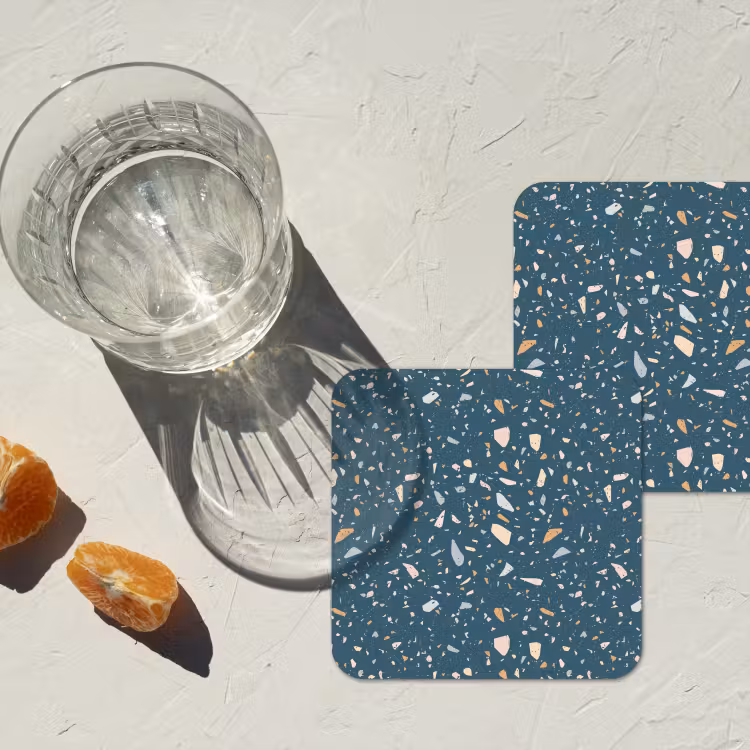 Terrazzo -  Patroon - Kleurrijk - Diep blauw onderzetter kurk middel 366 -sfeer4