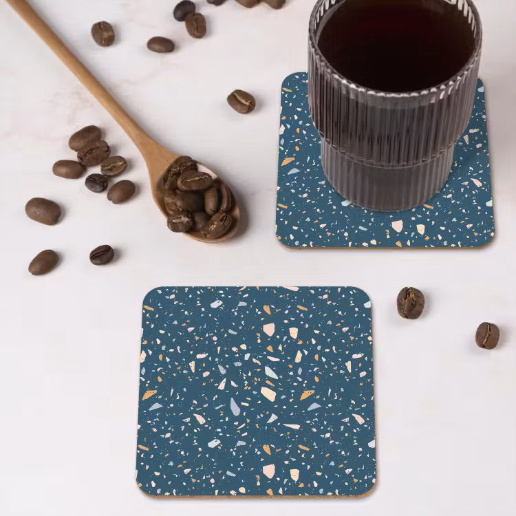 Terrazzo -  Patroon - Kleurrijk - Diep blauw onderzetter kurk middel 366 -sfeer2