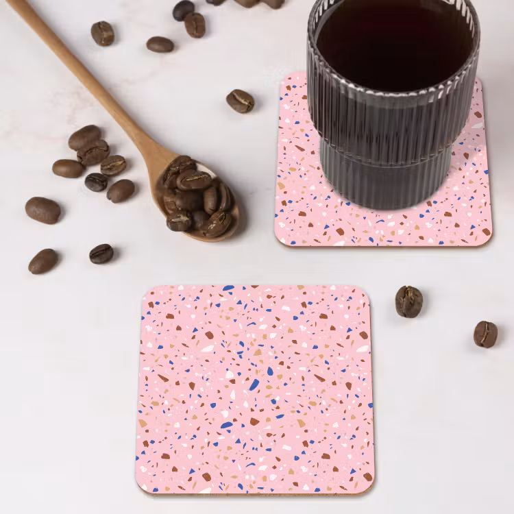 Terrazzo -  Patroon - Kleurrijk - Roze onderzetter kurk middel 366 -sfeer2