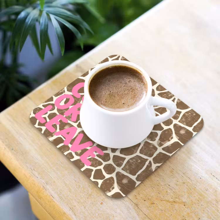 Tekst - Be cool or leave - Roze - Giraffenprint onderzetter kurk middel -sfeer5