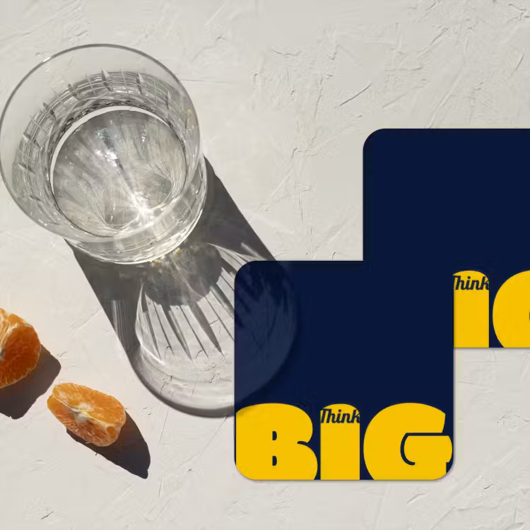 Think big - Blauw - Geel onderzetter kurk middel -sfeer4