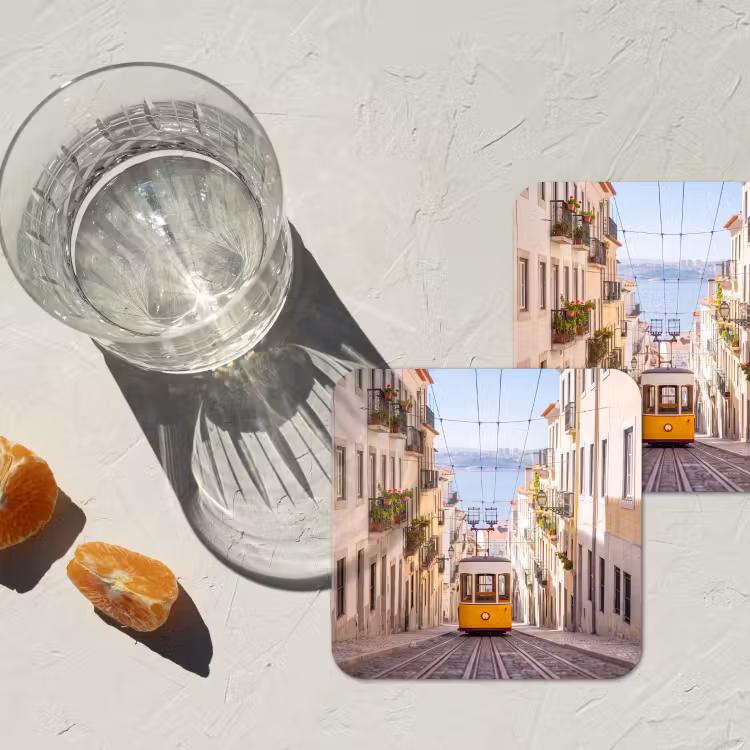 Tram - Straat - Stad - Architectuur - Geel onderzetter kurk middel -sfeer4