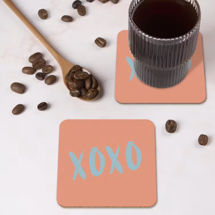XOXO - Blauw - Perzikkleur onderzetter kurk middel -sfeer2