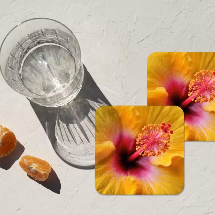 Geel - Hibiscus - Tropisch onderzetter kurk middel -sfeer4