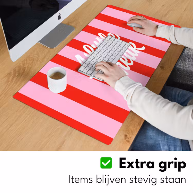 A Little Break - Strepen - Rood - Roze Muismat XXL klein -sfeer3