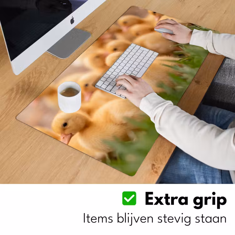Pijltje - Eend - Natuur - Geel Muismat XXL klein -sfeer3