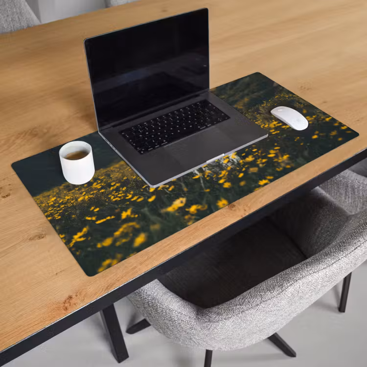 Astronaut - Bloemen - Veld - Geel Muismat XXL klein -sfeer1