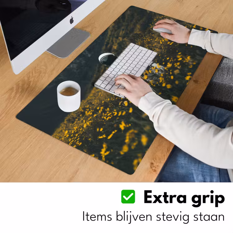 Astronaut - Bloemen - Veld - Geel Muismat XXL klein -sfeer3