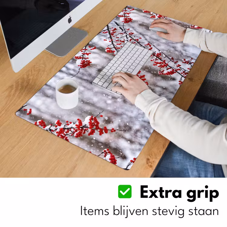 Bessen - Takken - Sneeuw - Winter - Kleurrijk Muismat XXL klein -sfeer3