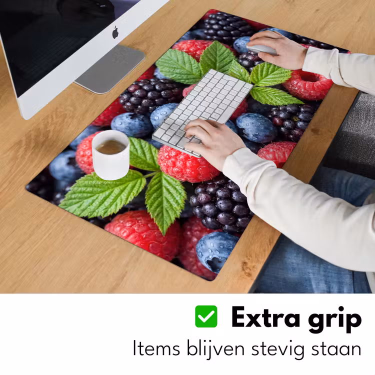 Bessen - Vers - Waterdruppels - Kleurrijk - Eten Muismat XXL klein -sfeer3
