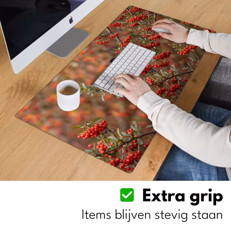 Goudvink - Bessen - Herfst - Natuur - Kleurrijk Muismat XXL klein -sfeer3